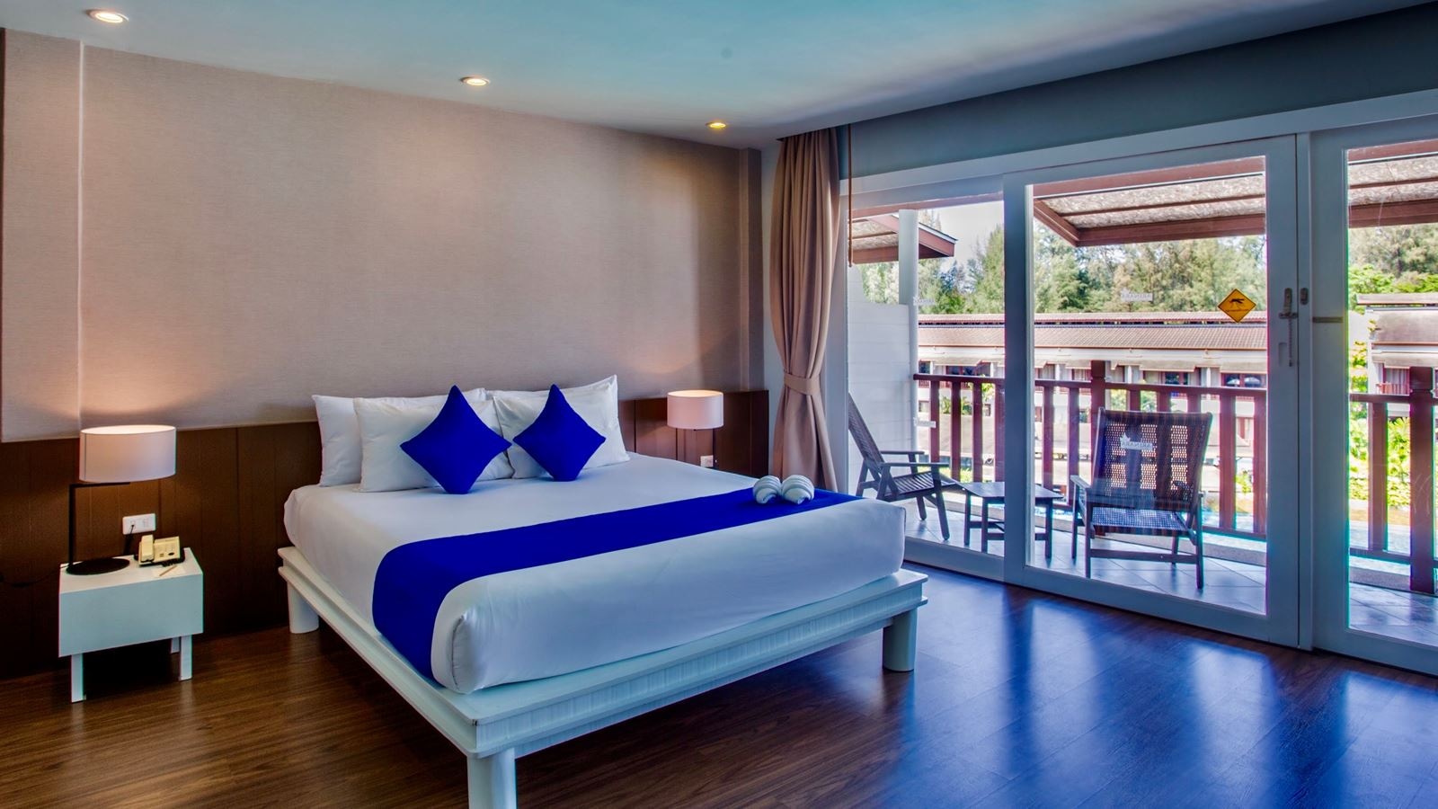 rooms-studio-pool-view