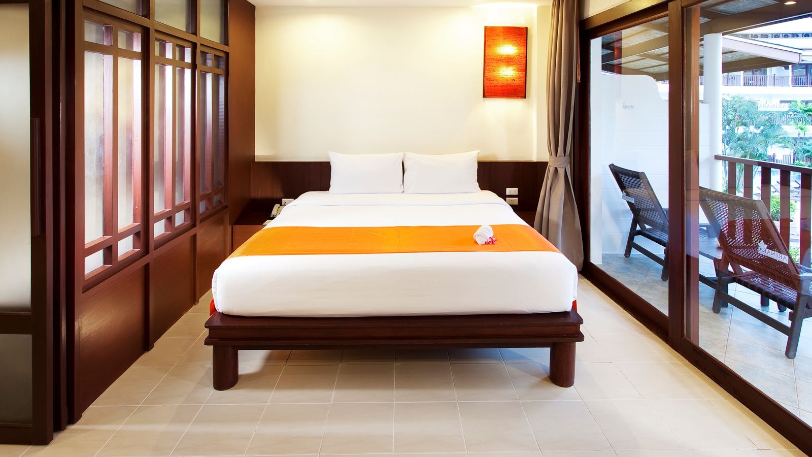 rooms-deluxe-pool-view