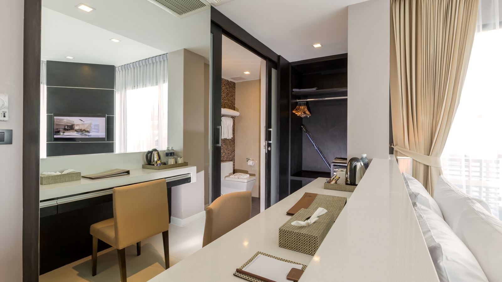 rooms-2-broom-family-suite