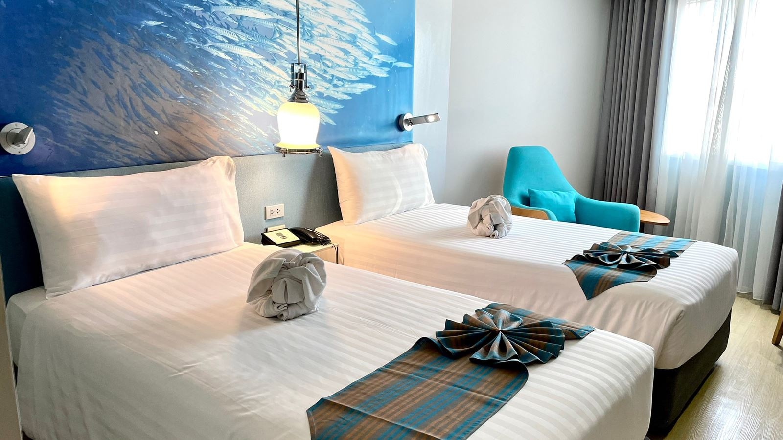 rooms-deluxe-room-pool-view