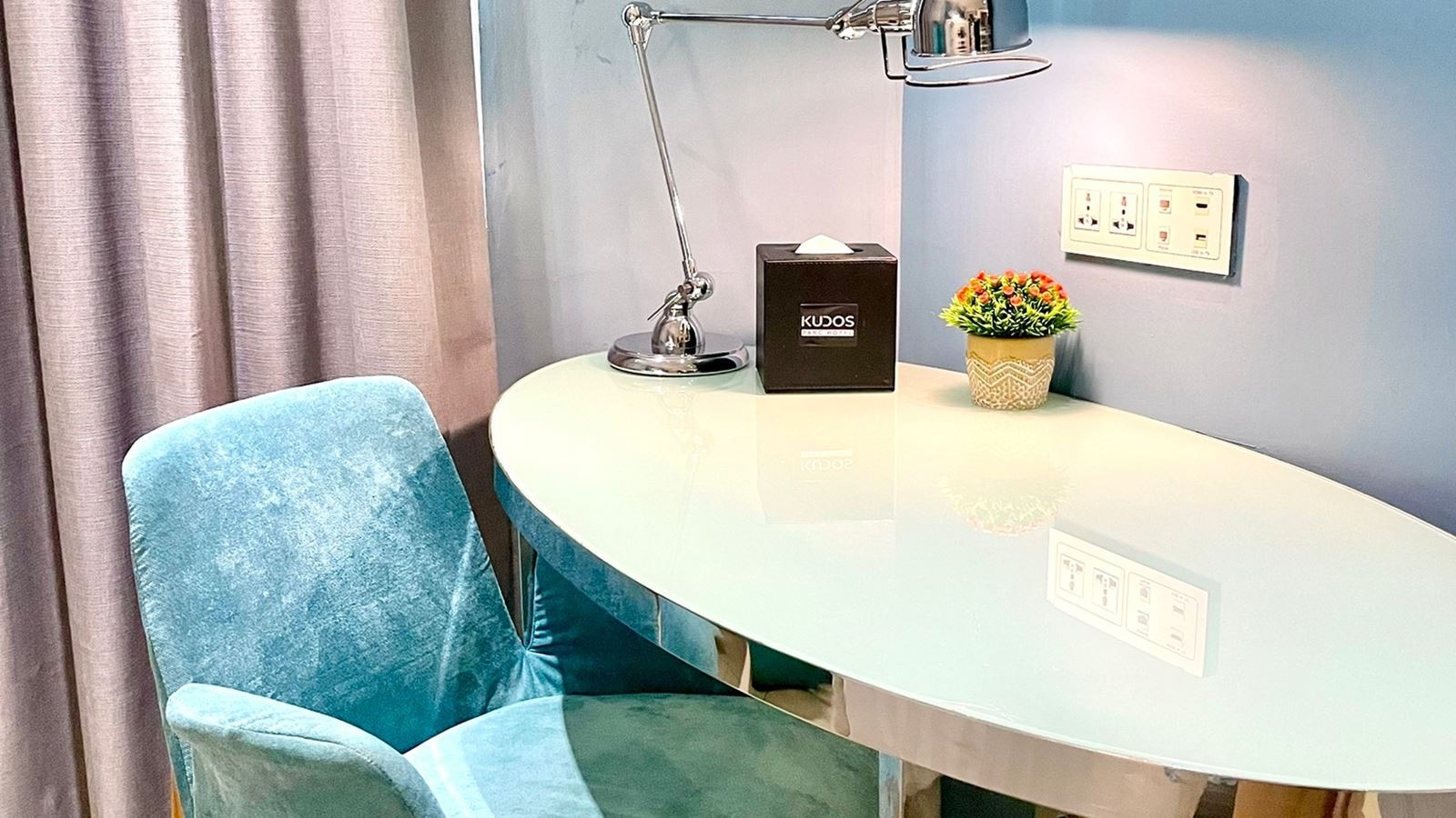 rooms-deluxe-room-pool-view