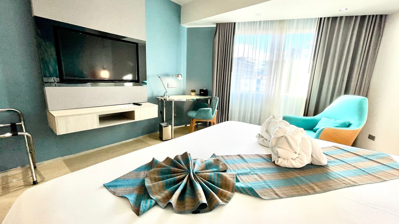 rooms-deluxe-room-pool-view