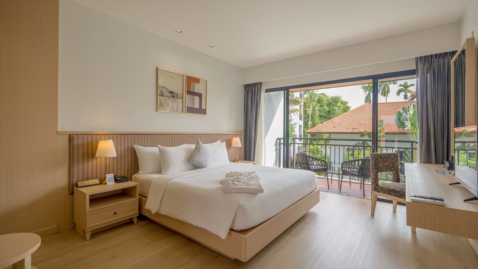 rooms-deluxe-pool-view