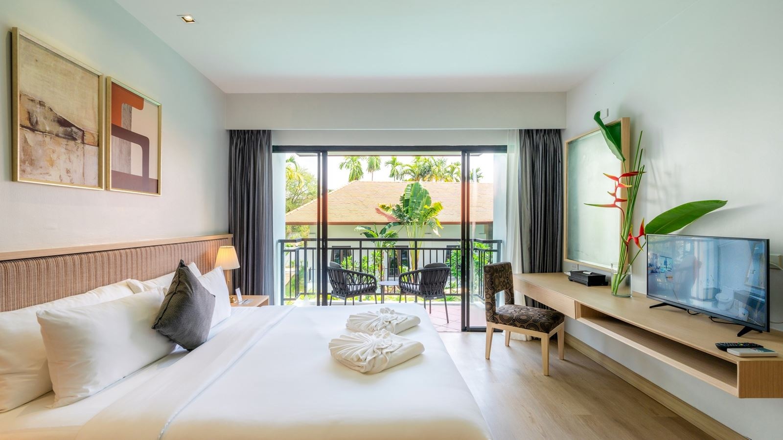 rooms-deluxe-pool-view