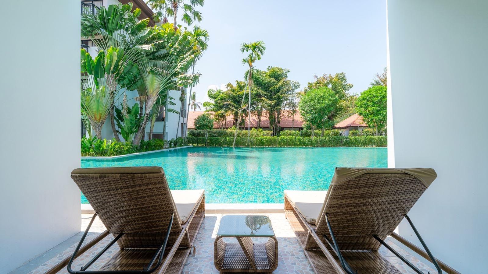 rooms-deluxe-pool-access