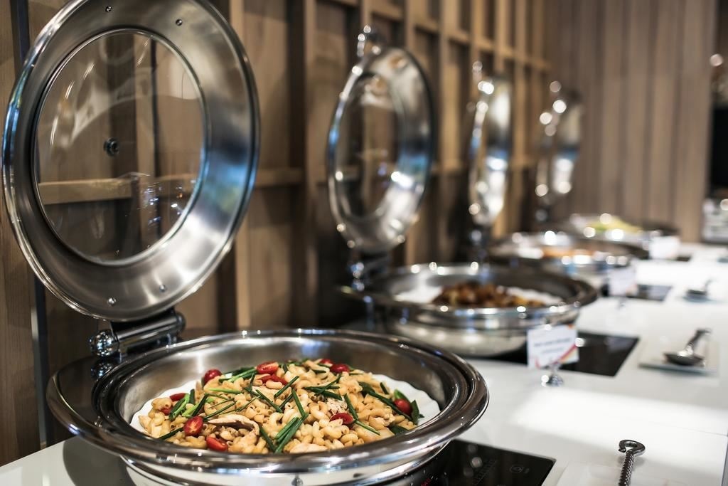 restaurants-hungry-bar--restaurant-and-lounge