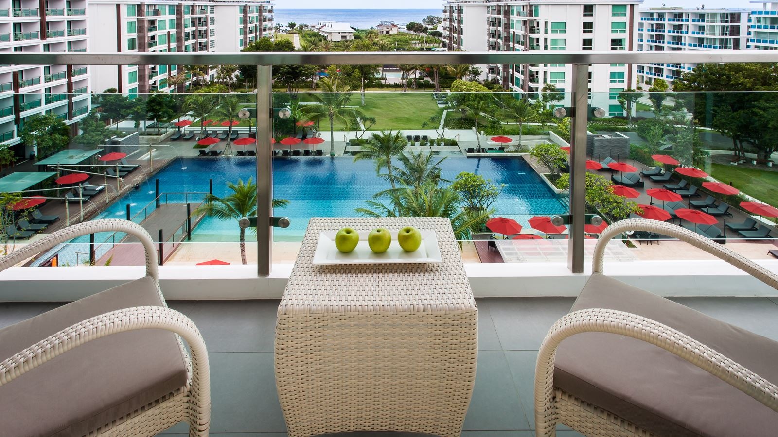 rooms-deluxe-pool-view