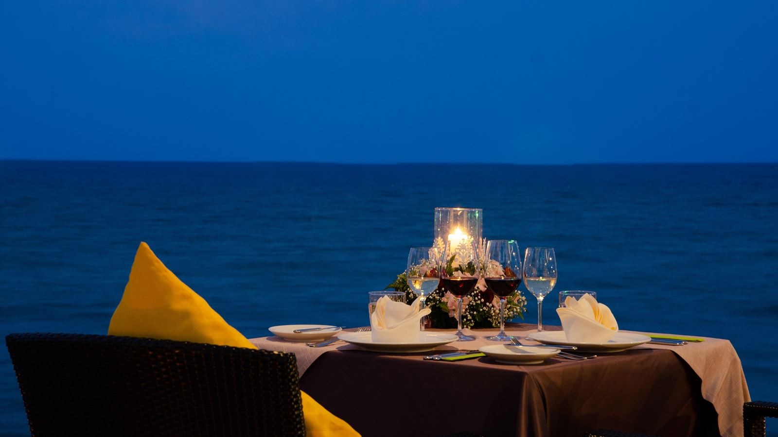 restaurants-shoreline-beach-club