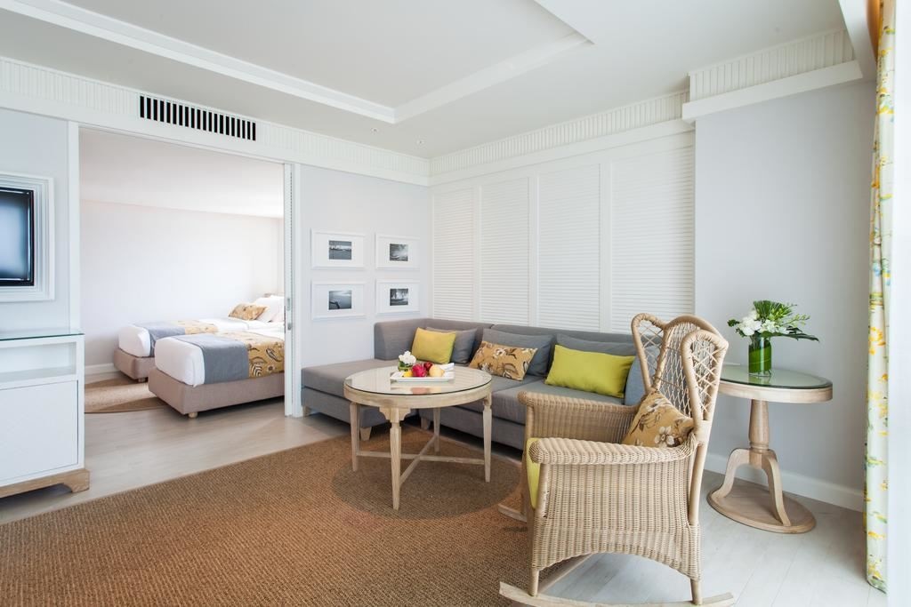 rooms-family-suite-pool-view