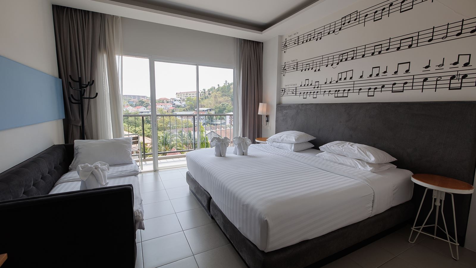 rooms-indy-deluxe-room