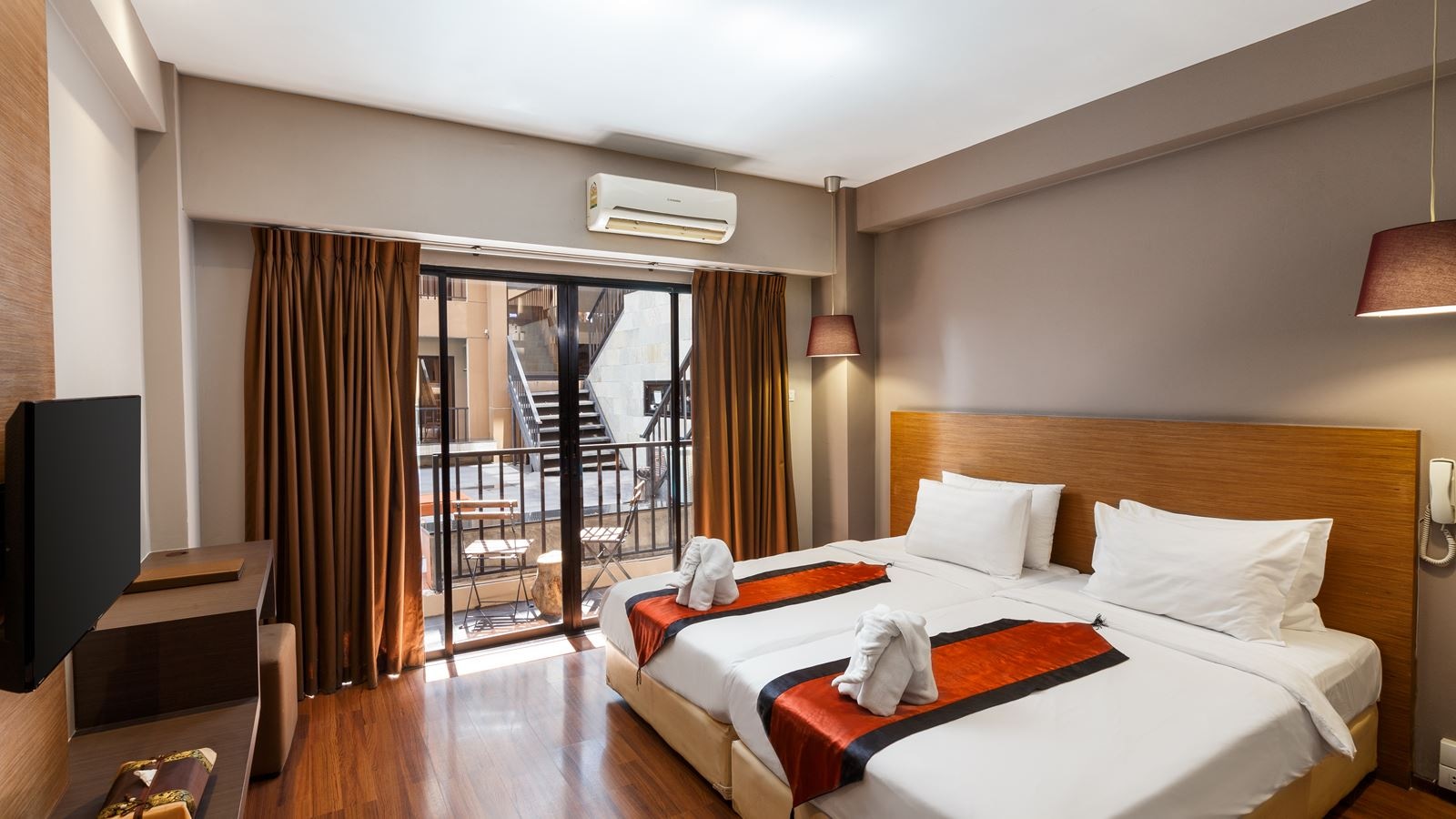 rooms-deluxe-pool-access