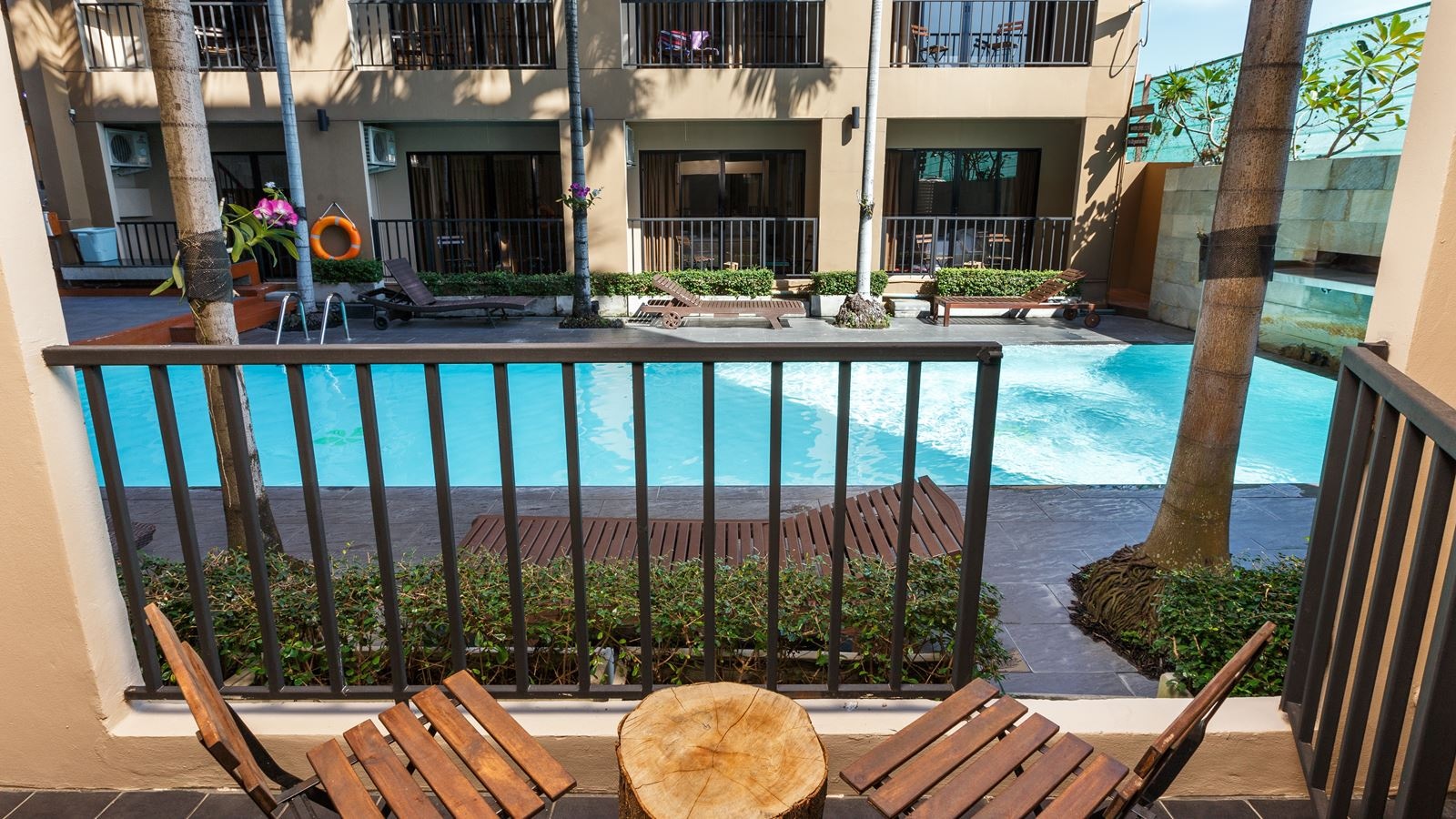 rooms-deluxe-pool-access