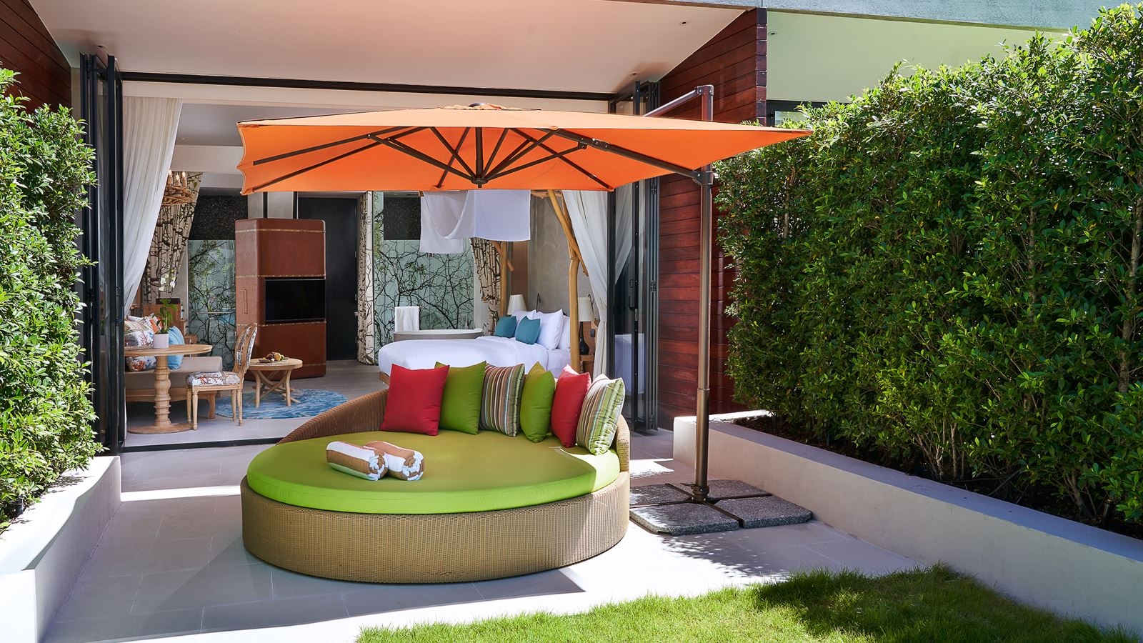 rooms-so-lofty-pool-access