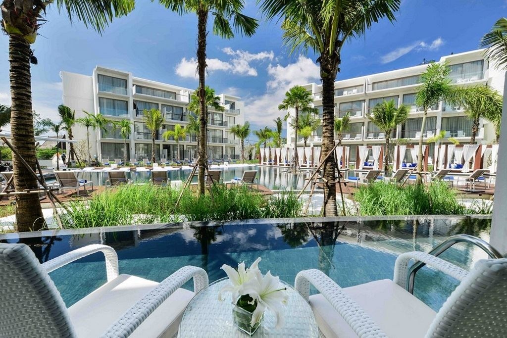 rooms-deluxe-dip-pool