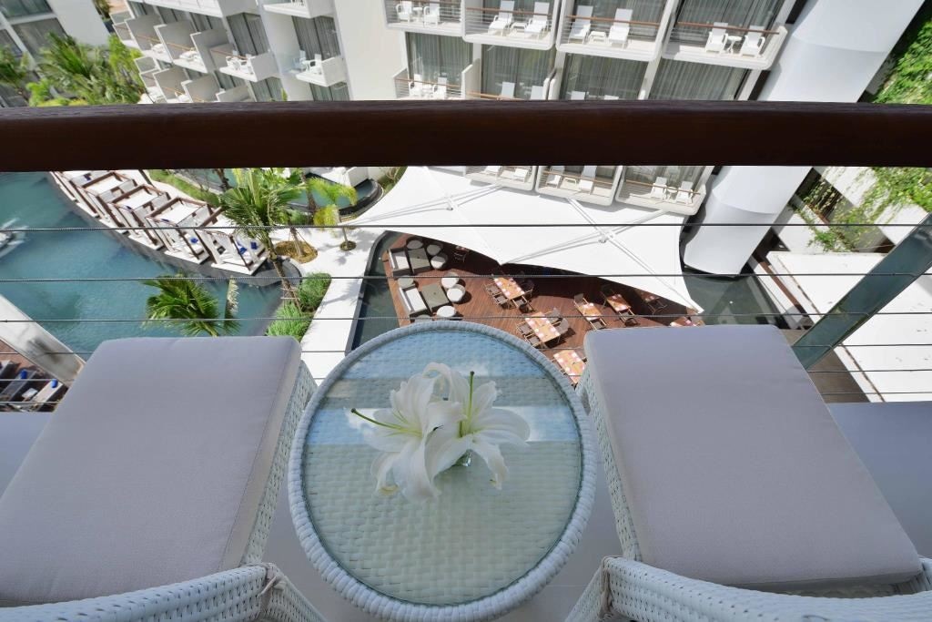 rooms-suite-pool-view