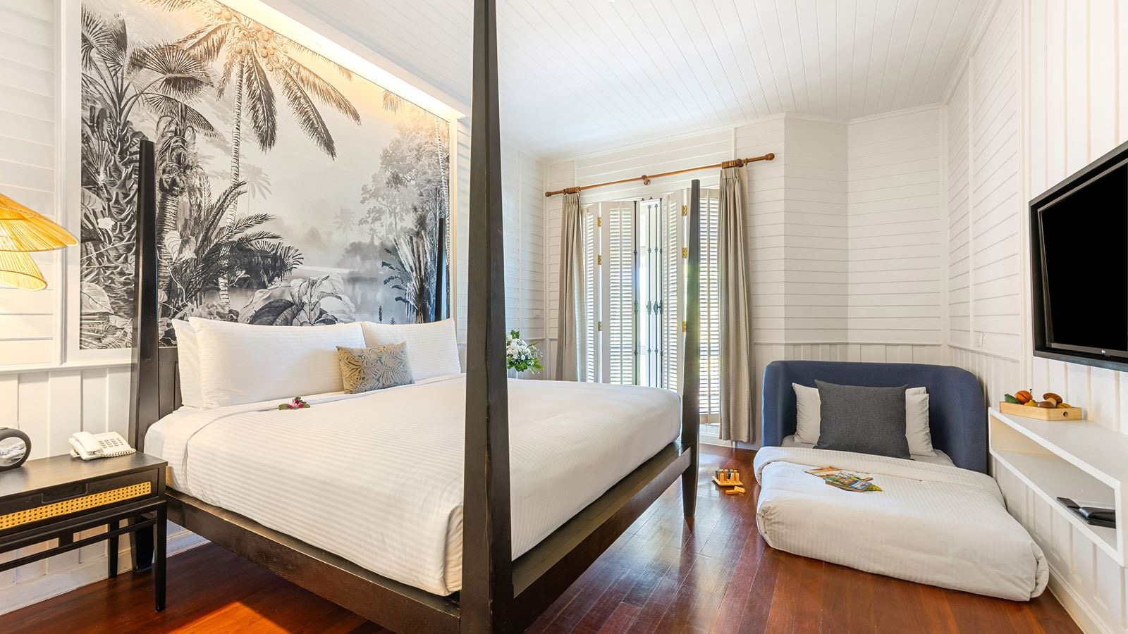 rooms-superior-family-pool-view-balcony