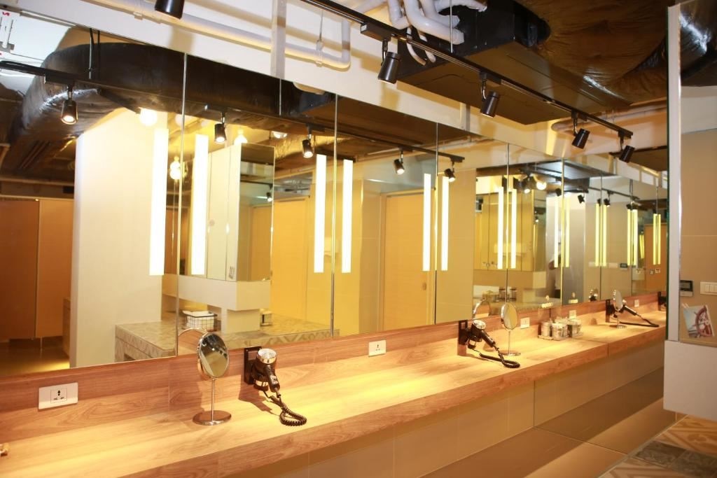 rooms-tribe-hideout--bunk-bed-and-shared-bathroom