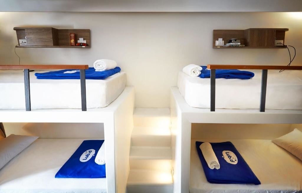 rooms-tribe-hideout-lady--bunk-bed-and-shared-bathroom