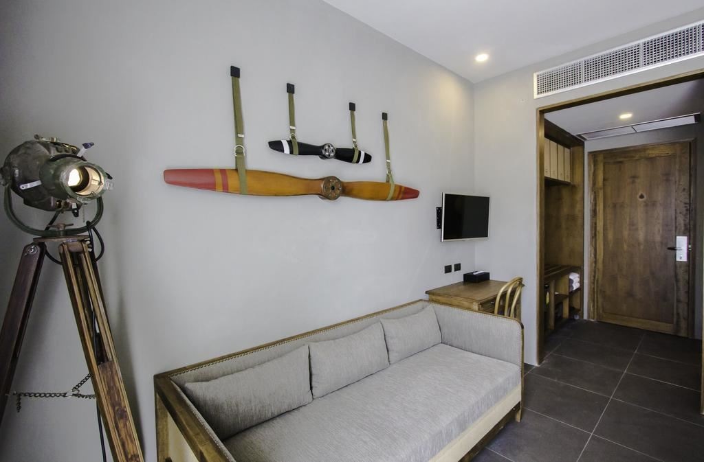 rooms-deluxe-pool-view