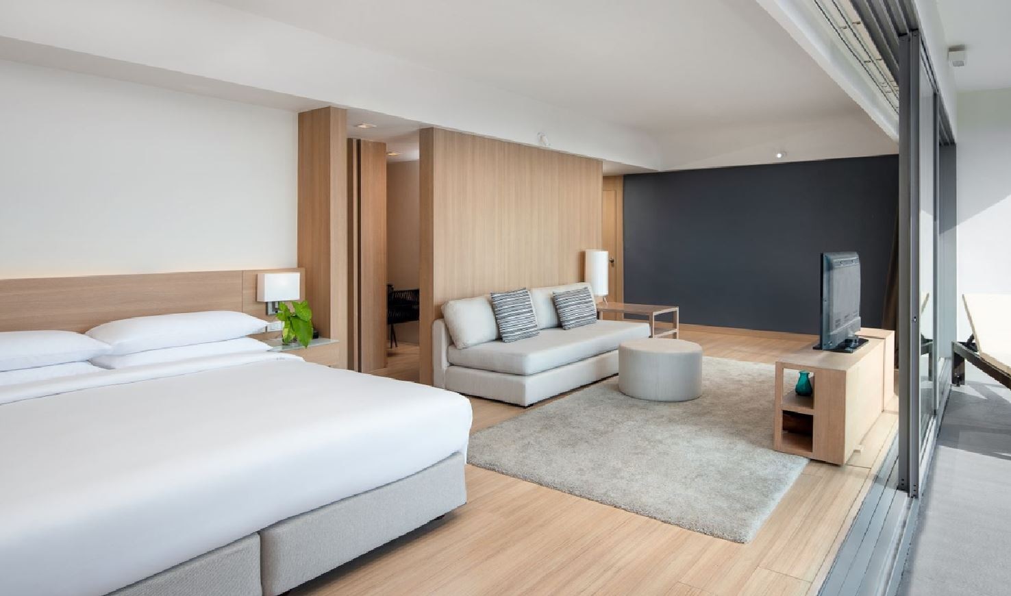 rooms-suite-with-balcony