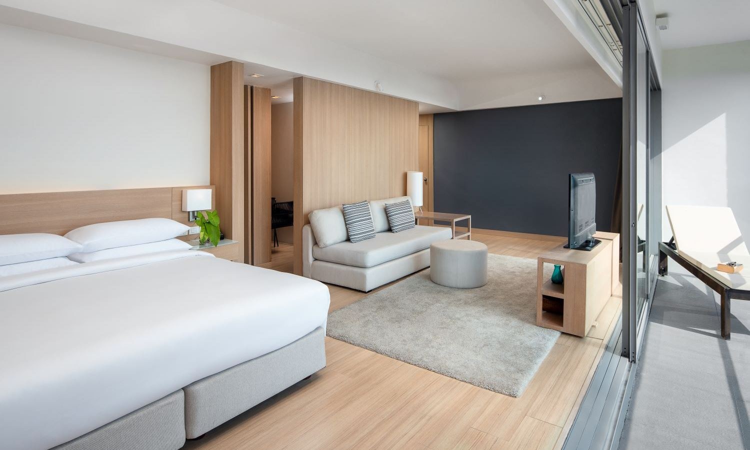 rooms-junior-suite-with-balcony