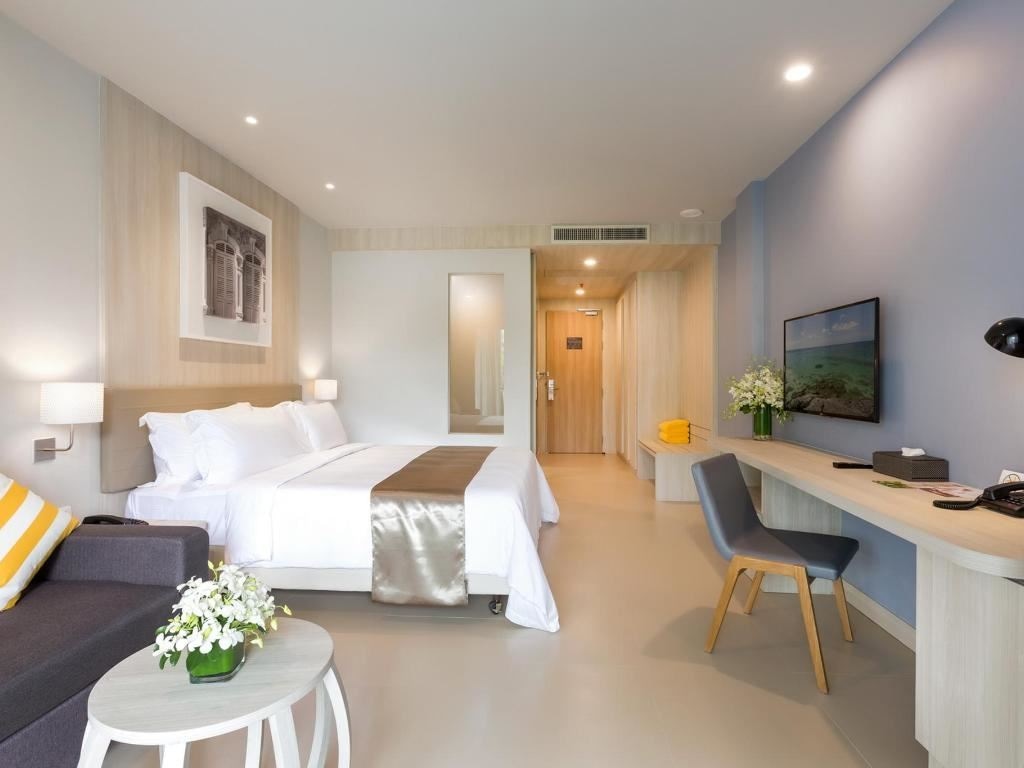 rooms-deluxe-pool-view