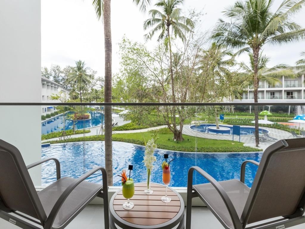 rooms-deluxe-pool-view