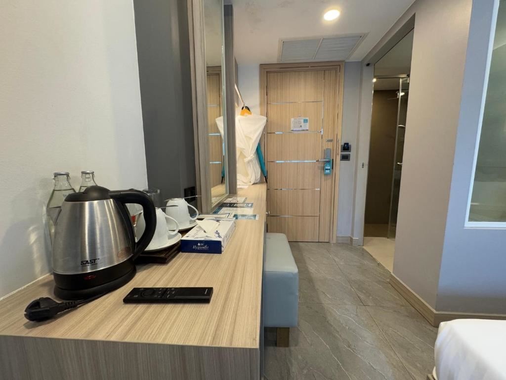 rooms-standard-king-room