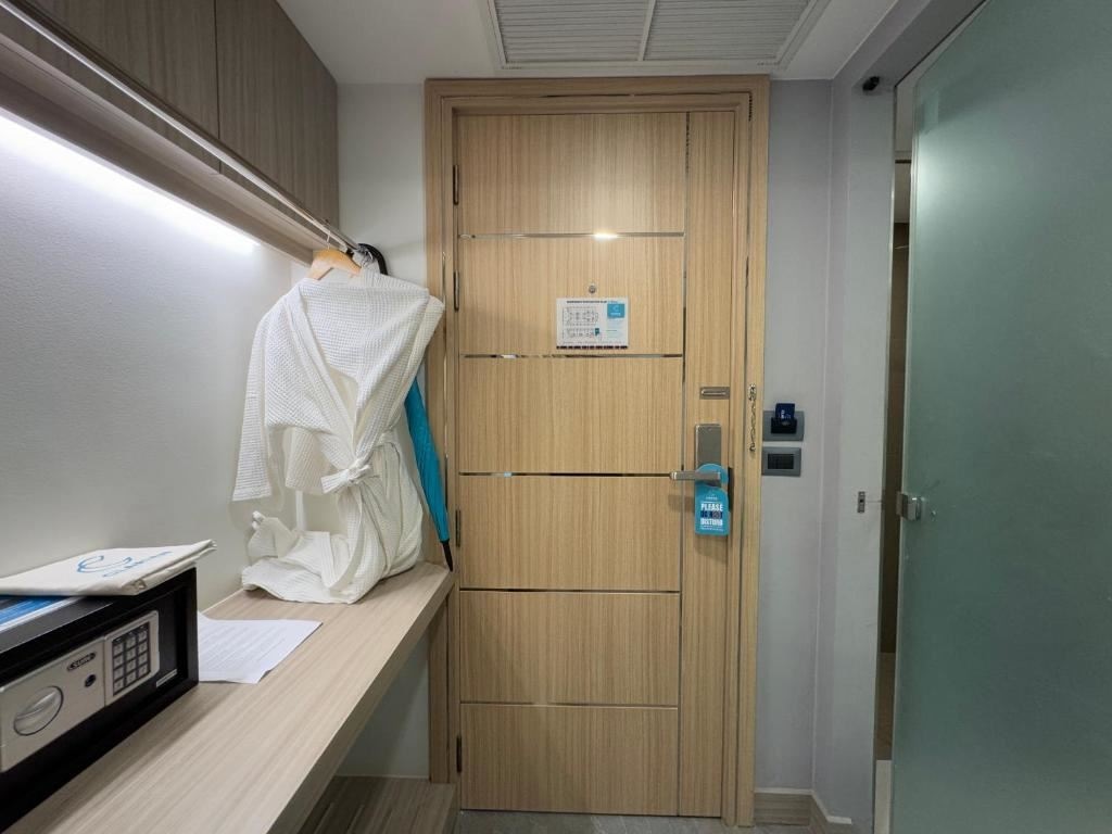 rooms-standard-king-room