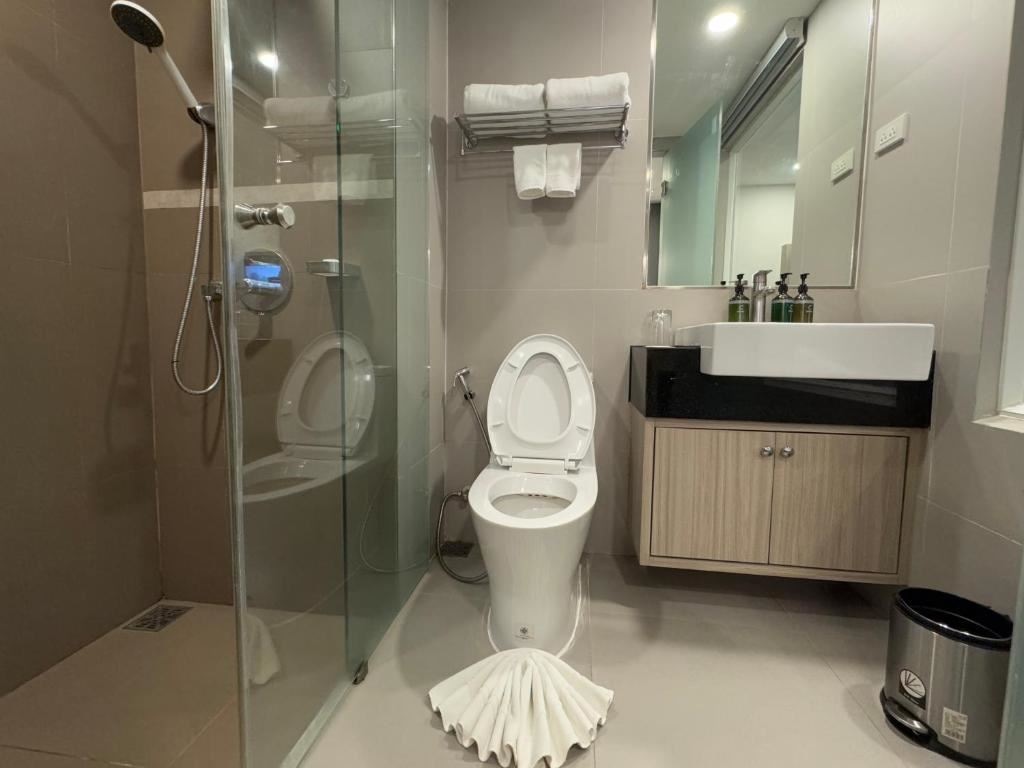 rooms-standard-king-room