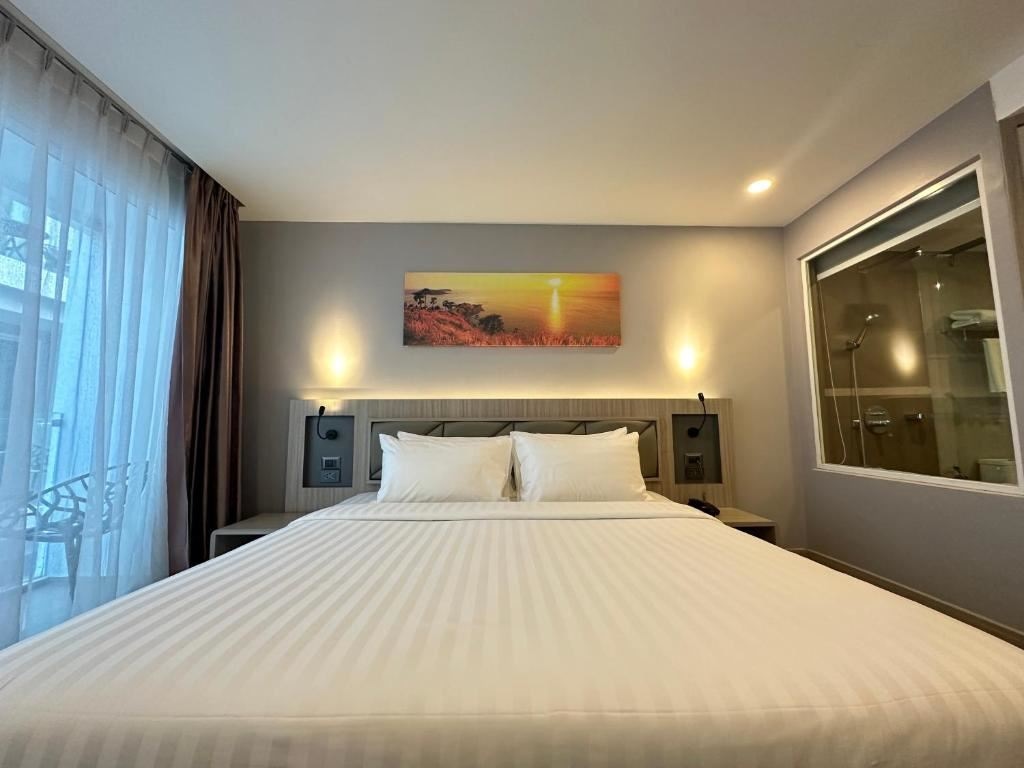 rooms-deluxe-king-balcony-room