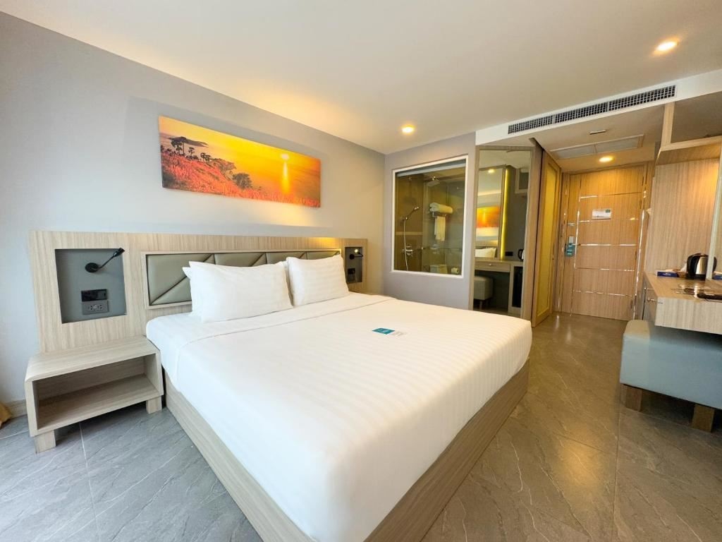 rooms-deluxe-king-balcony-room