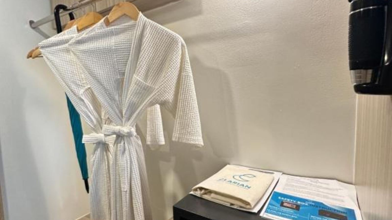 rooms-deluxe-king-balcony-room