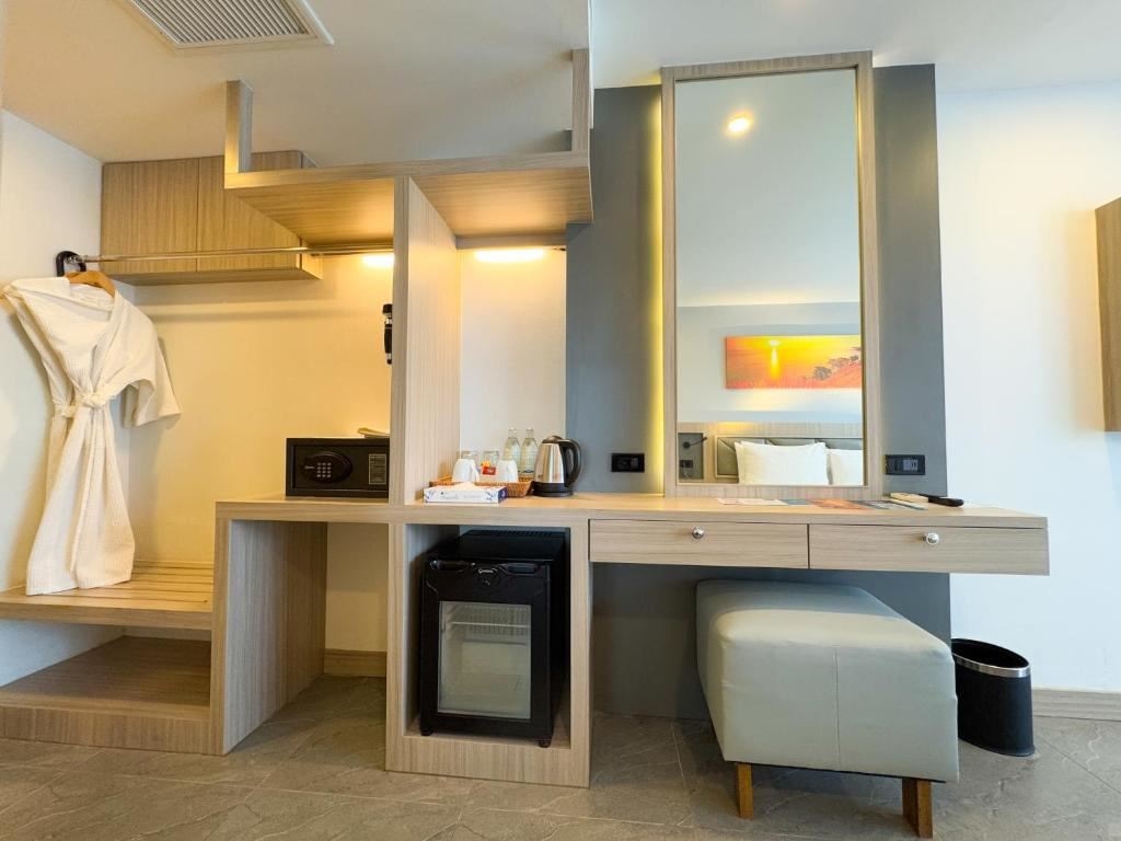 rooms-deluxe-king-balcony-room