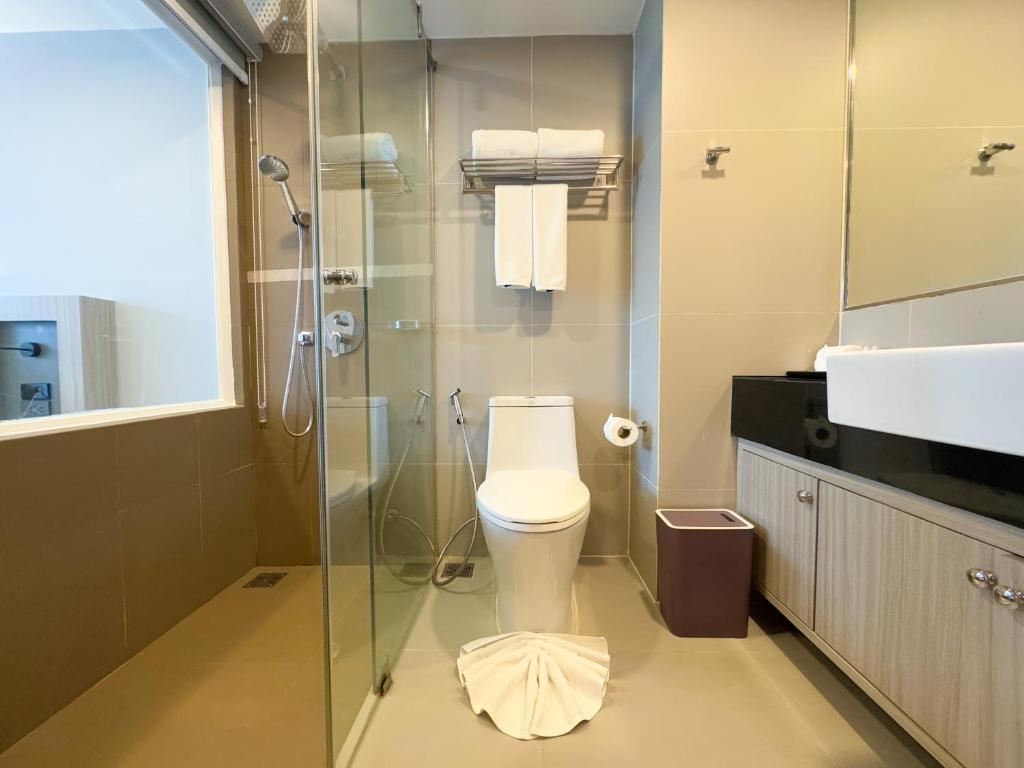 rooms-deluxe-king-balcony-room