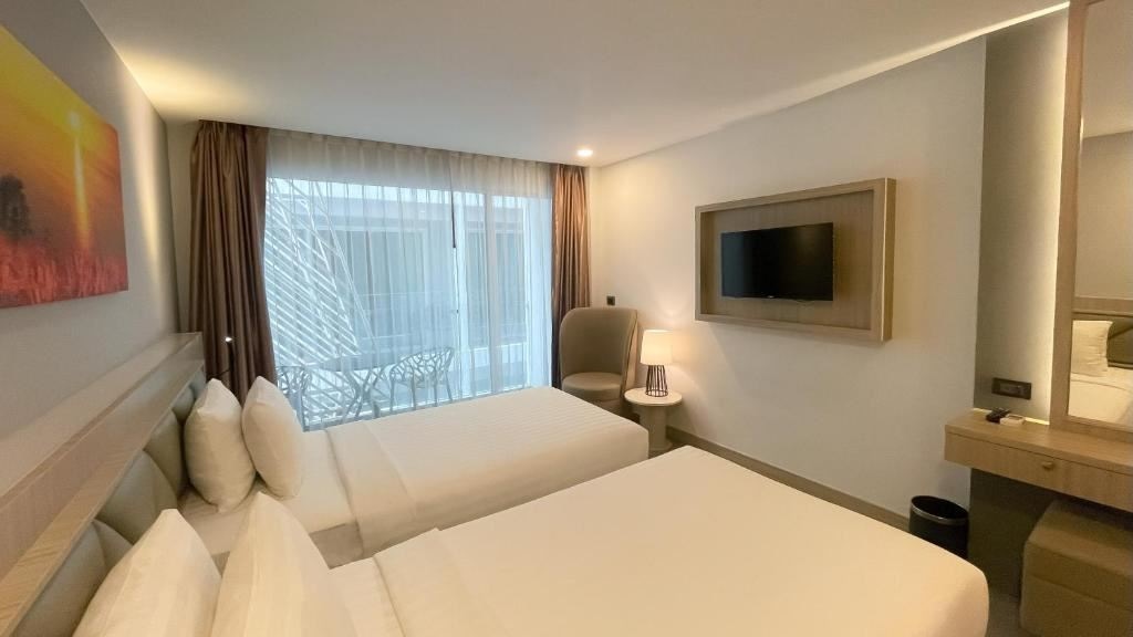 rooms-deluxe-twin-balcony-room