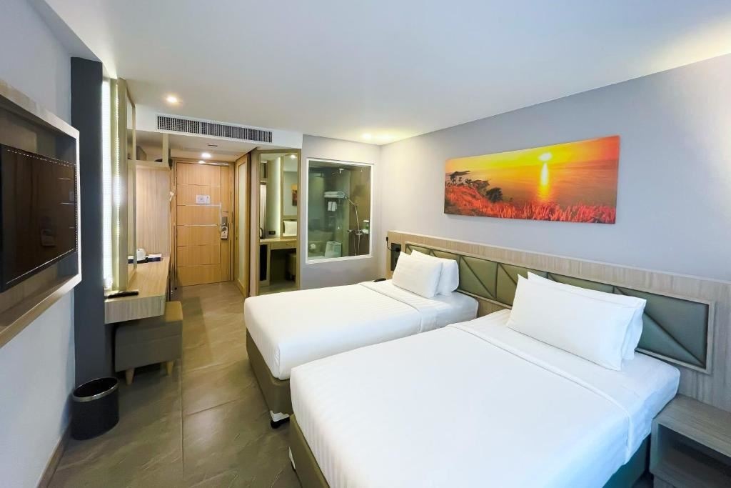 rooms-deluxe-twin-balcony-room