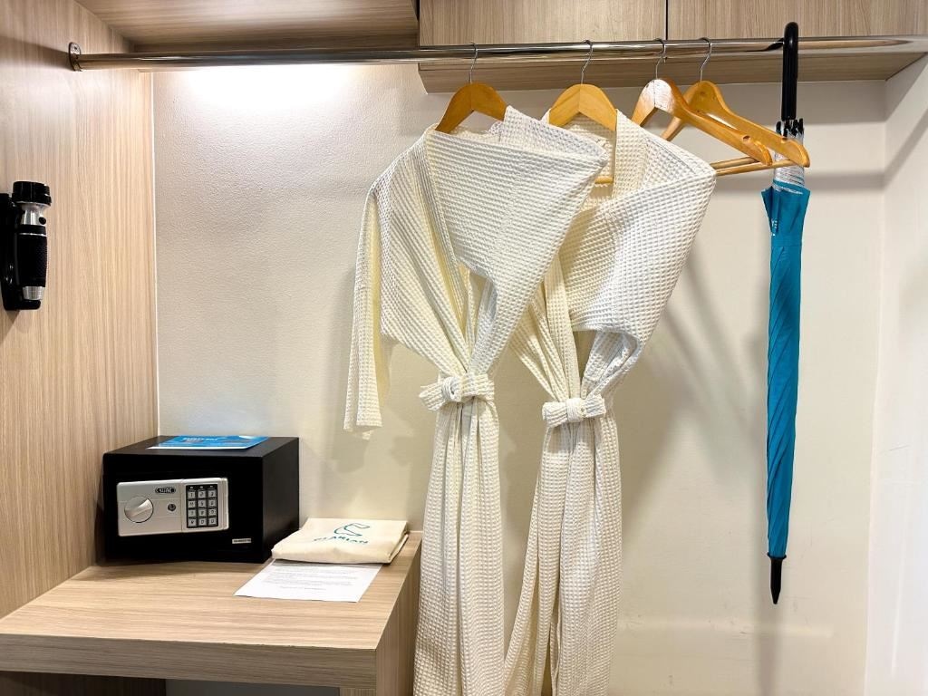 rooms-deluxe-twin-balcony-room