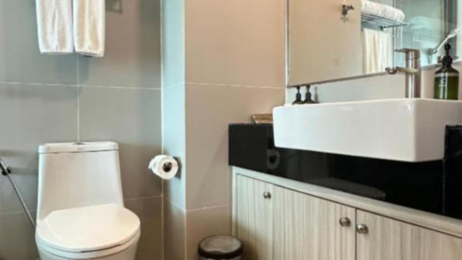 rooms-deluxe-twin-balcony-room