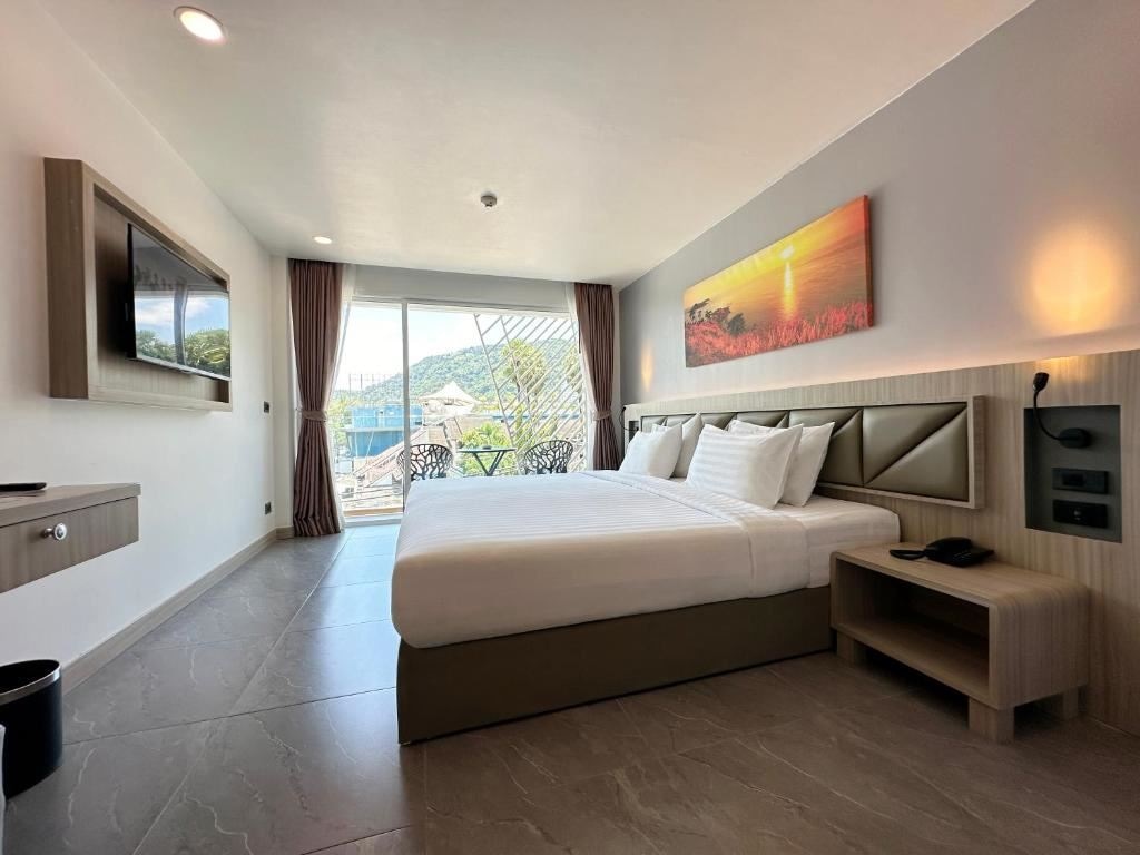 rooms-deluxe-king-balcony-mountain-view