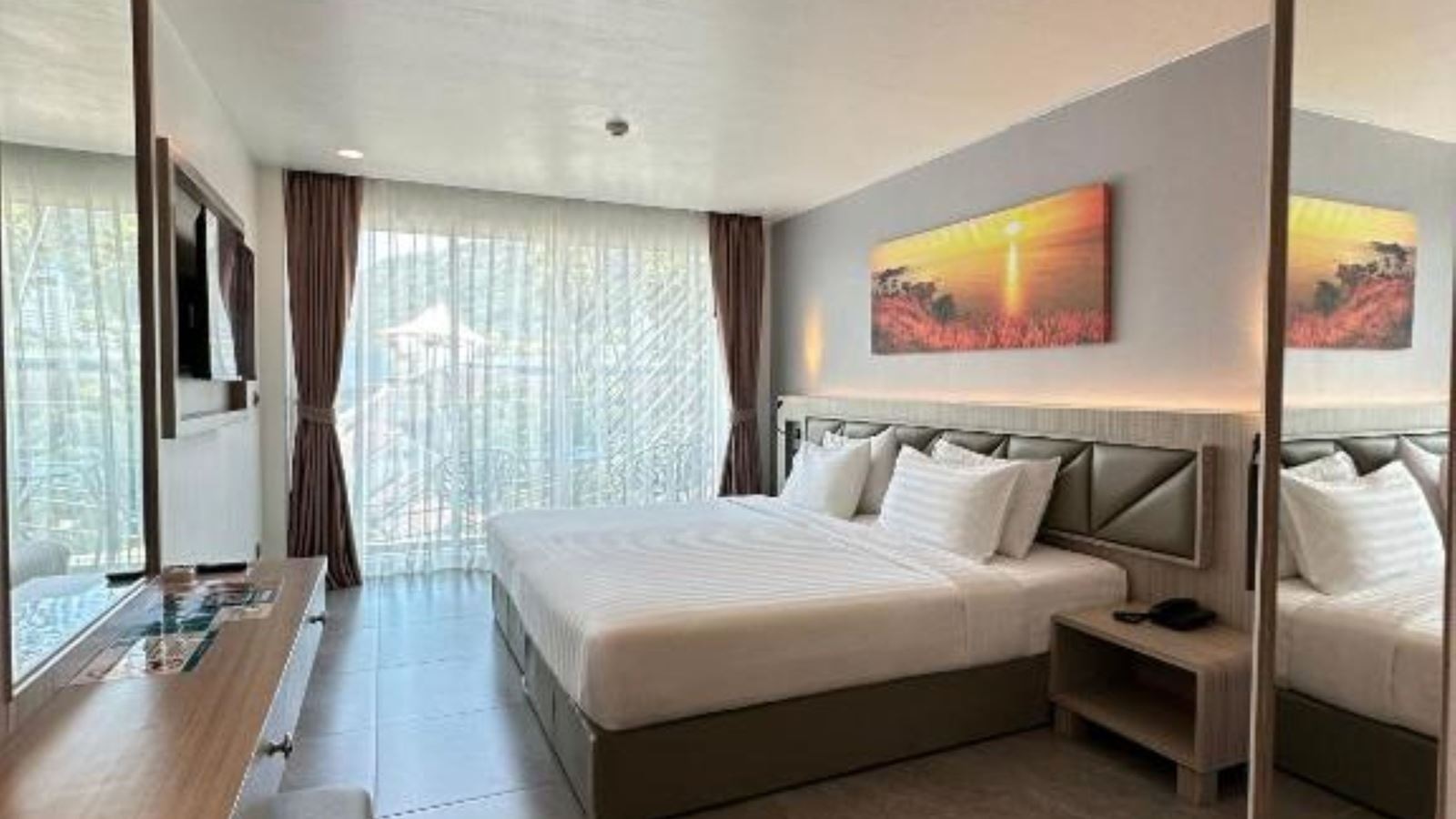 rooms-deluxe-king-balcony-mountain-view