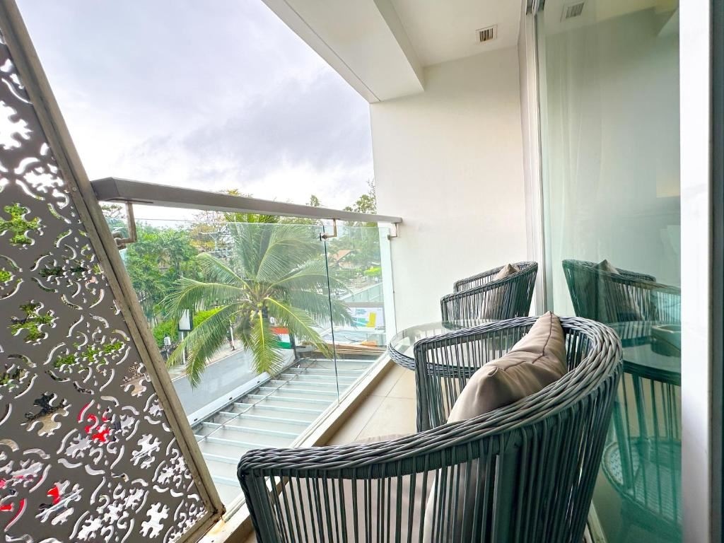 rooms-deluxe-king-balcony-city-view-room