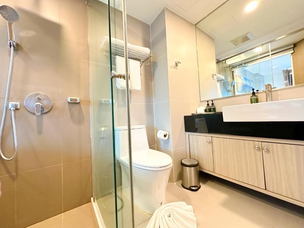 rooms-deluxe-king-balcony-city-view-room