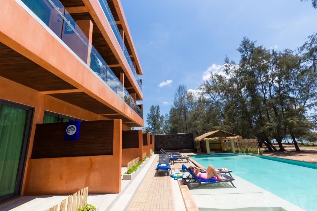 rooms-deluxe-beachfront-pool-access