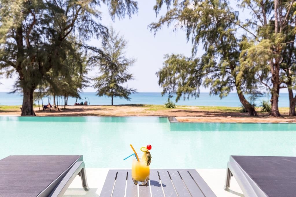 rooms-deluxe-beachfront-pool-access