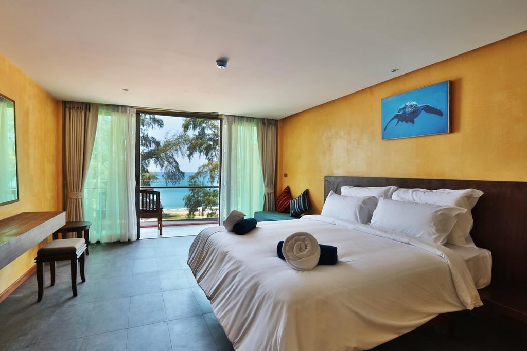 rooms-deluxe-beachfront-pool-access