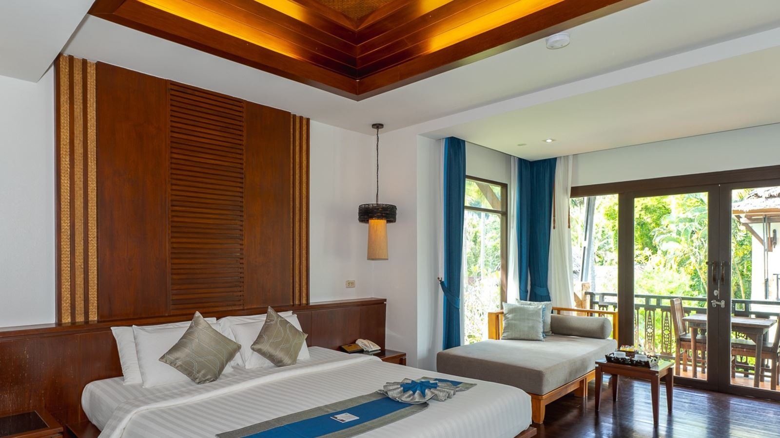 rooms-deluxe-pool-view