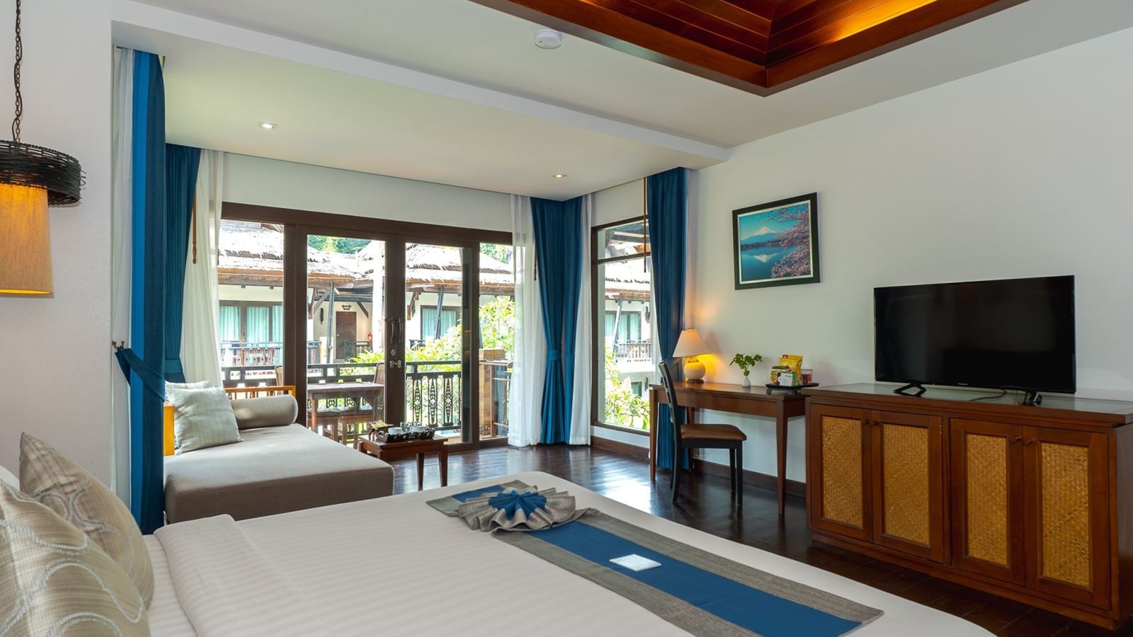 rooms-deluxe-pool-view