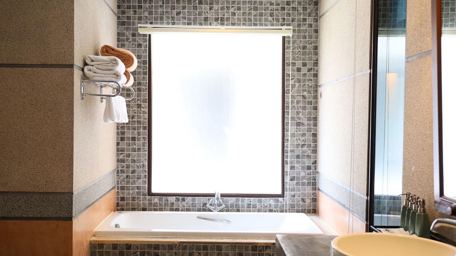 rooms-deluxe-pool-view