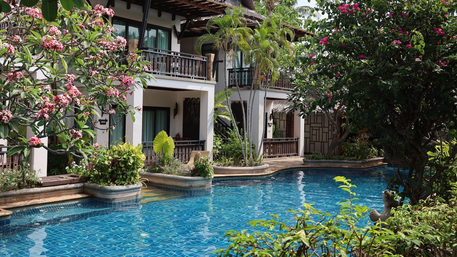 rooms-deluxe-pool-side